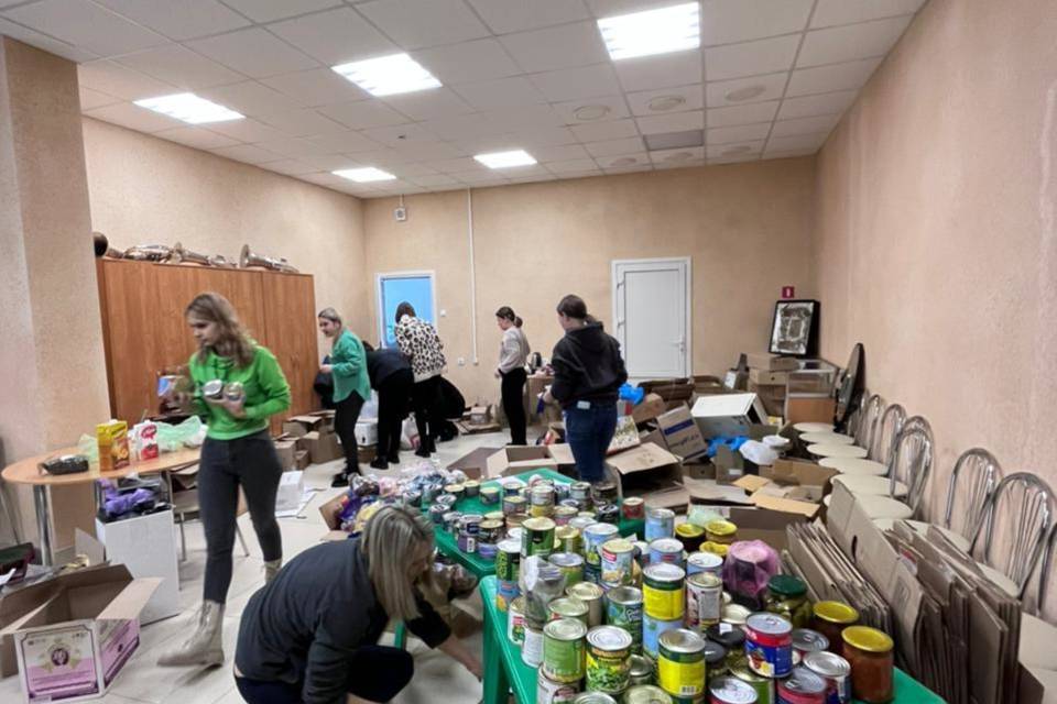 В Урюпинске собрали 500 новогодних подарков для участников СВО