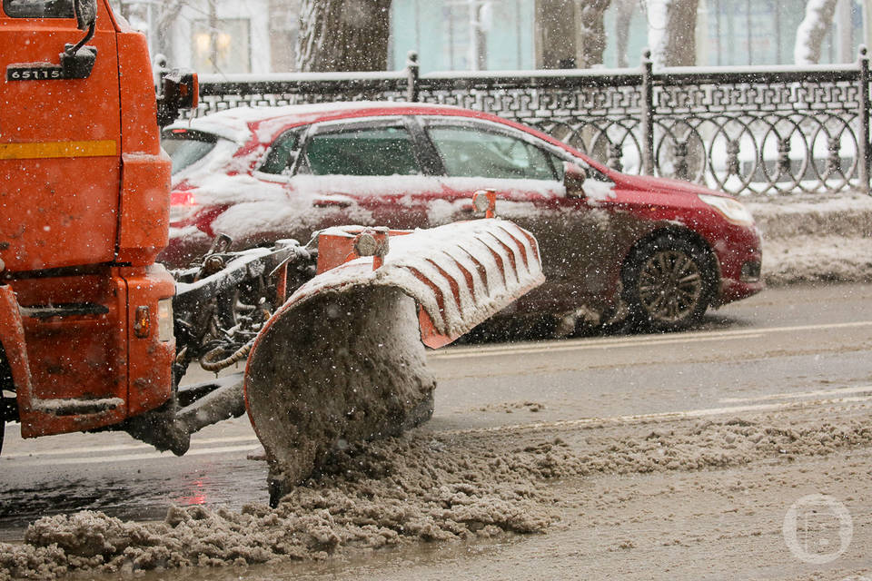 В Волгограде обработали дороги после первого снегопада