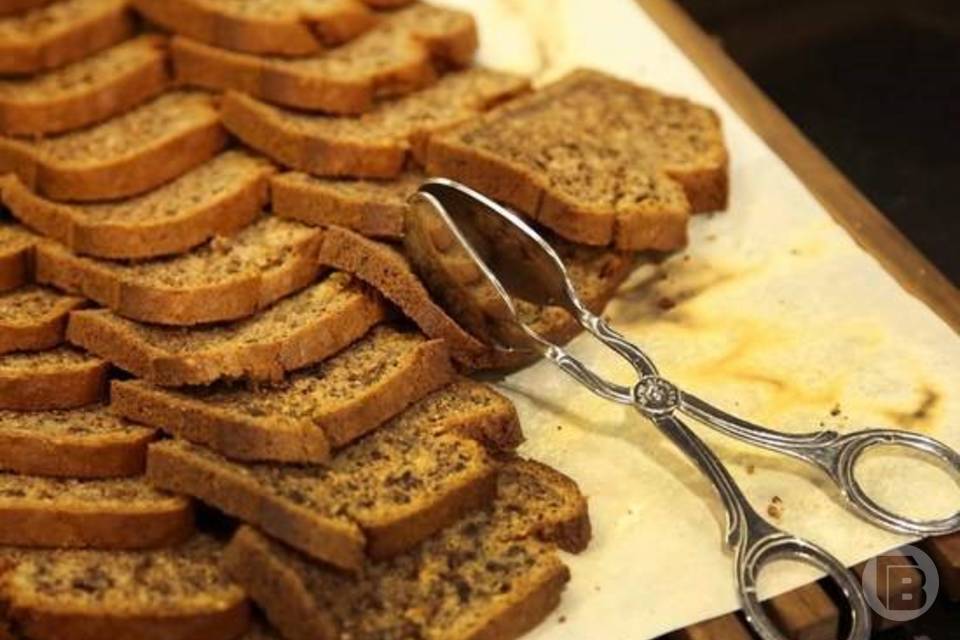 Не убирайте хлеб: волгоградцам объяснили, какая еда реально разрушает сосуды