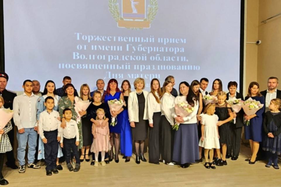 Волгоградка, воспитывающая пятерых дочерей, награждена знаком «Материнская слава»