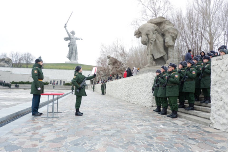 В Волгограде 100 призывников отправились на военную службу