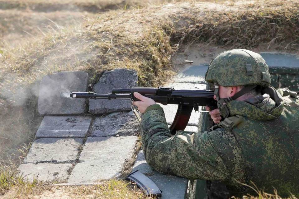 Волгоградским новобранцам выдали АК-74 и учебно-имитационные гранаты