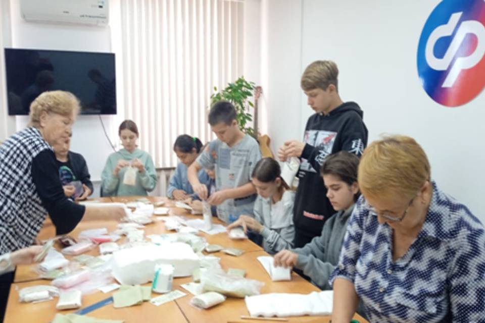100 пакетов «сухого душа» отправились в зону СВО из Волгоградской области