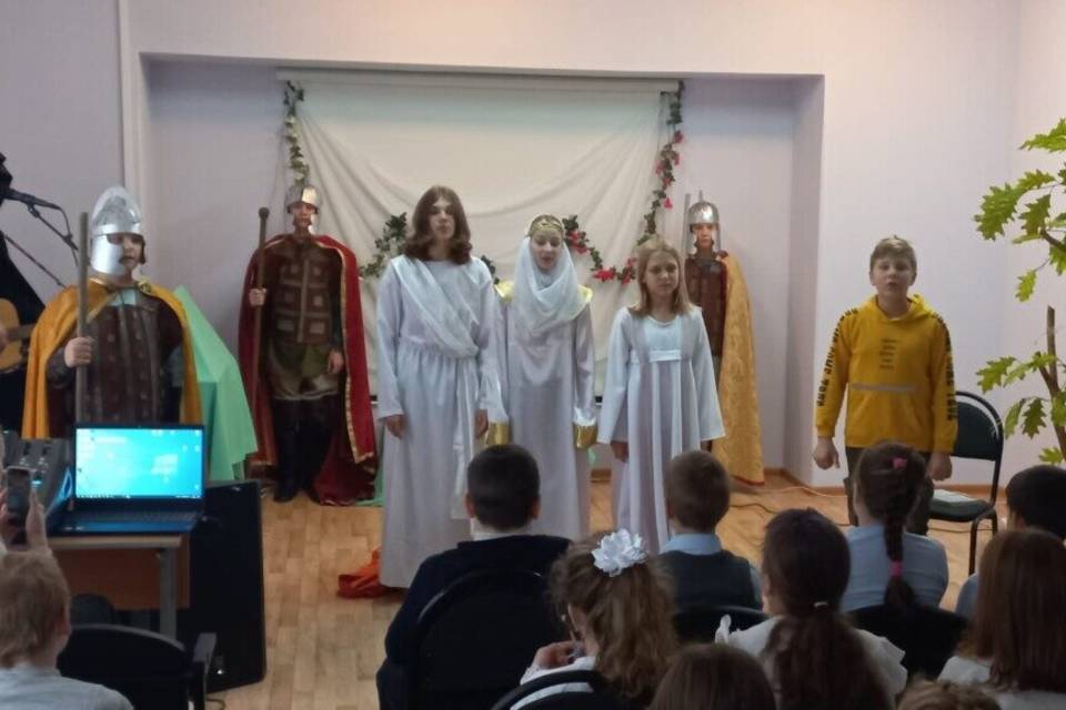Волгоградским школьникам показали спектакль "Плач Адама"