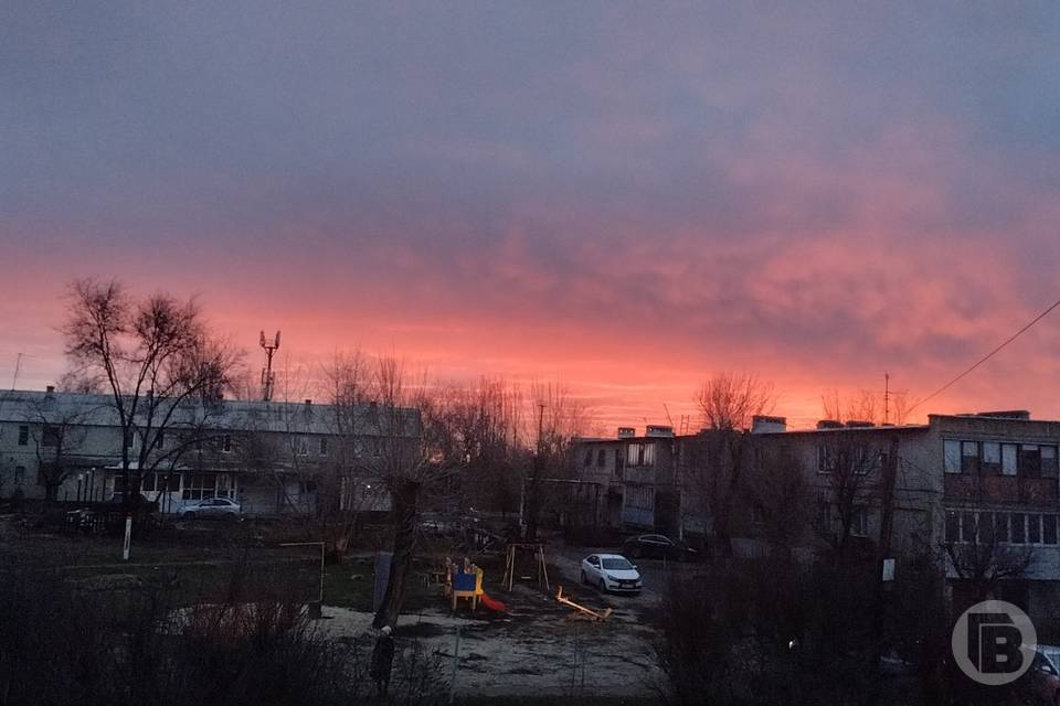 Красный рассвет сняли в Волгограде в первый день зимы
