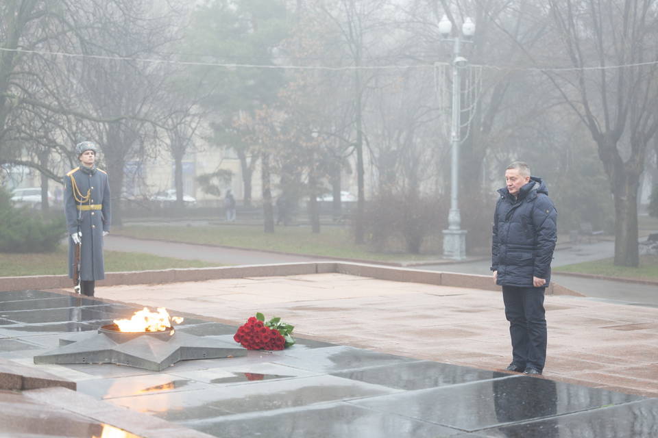 Волгоградский губернатор почтил память Неизвестного Солдата