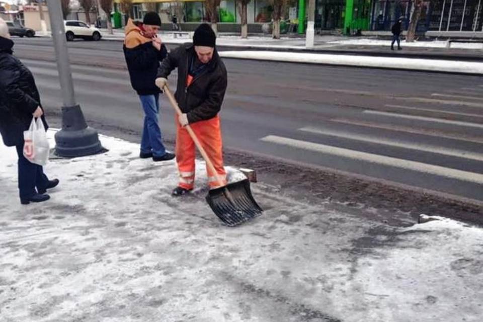 В Волжском Волгоградской области дороги обрабатывают бишофитом