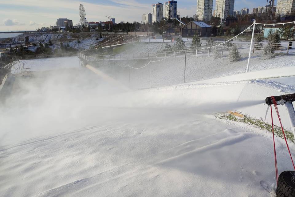 10 сантиметров снега намело на горках в главном парке Волгограда