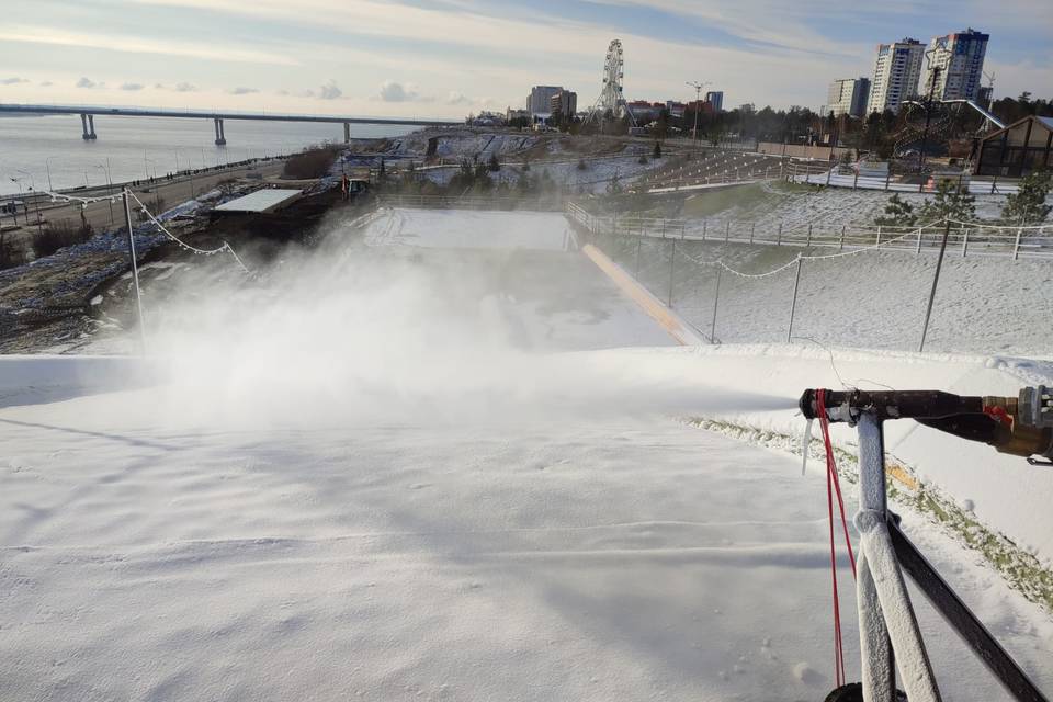 240 кубометров снега произвели всего за сутки в ЦПКиО Волгограда