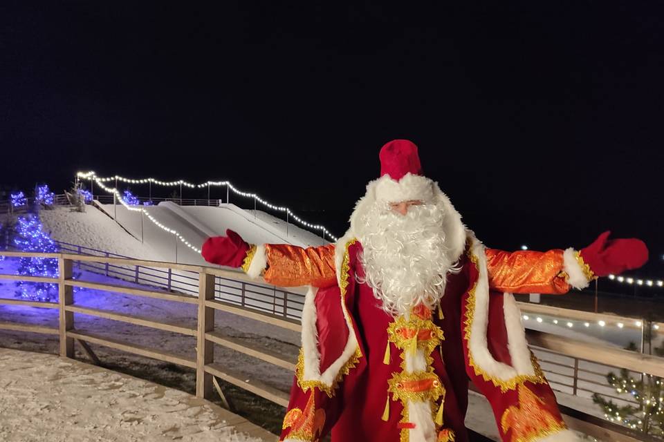 В Волгограде Дед Мороз лично протестировал снежные горки в ЦПКиО