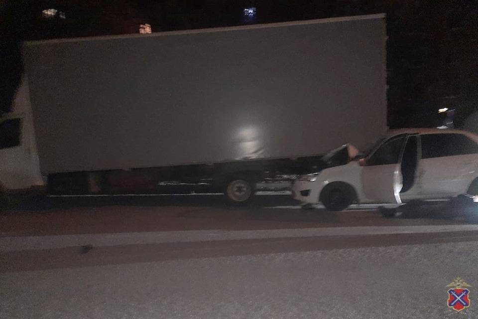В Волжском Datsun влетел в стоящий грузовик, водитель погиб
