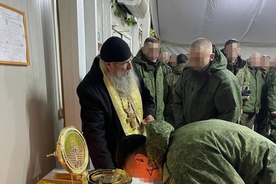 В Волгограде военнослужащие помолились перед ковчегом с частицей мощей святителя Николая