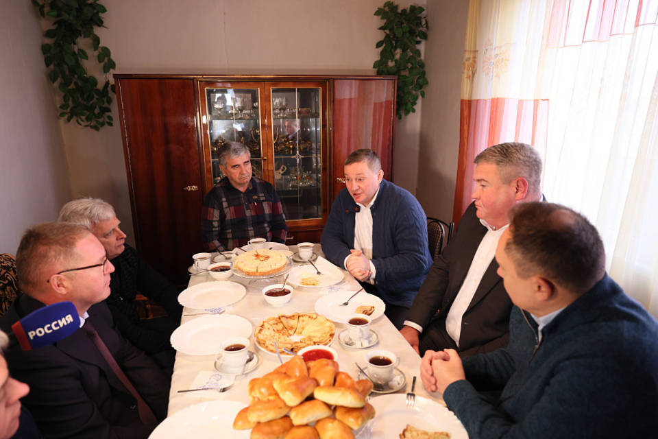 Андрей Бочаров приехал на завтрак в отдаленный газифицированный поселок под Волгоградом