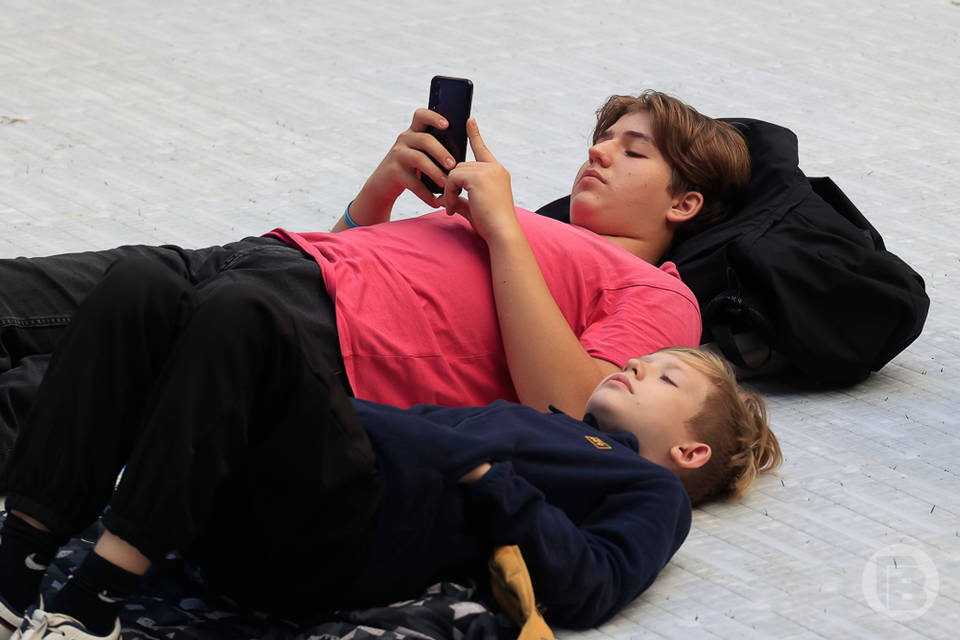 Волгоградцы поддерживают запрет на использование мобильников школьниками во время уроков