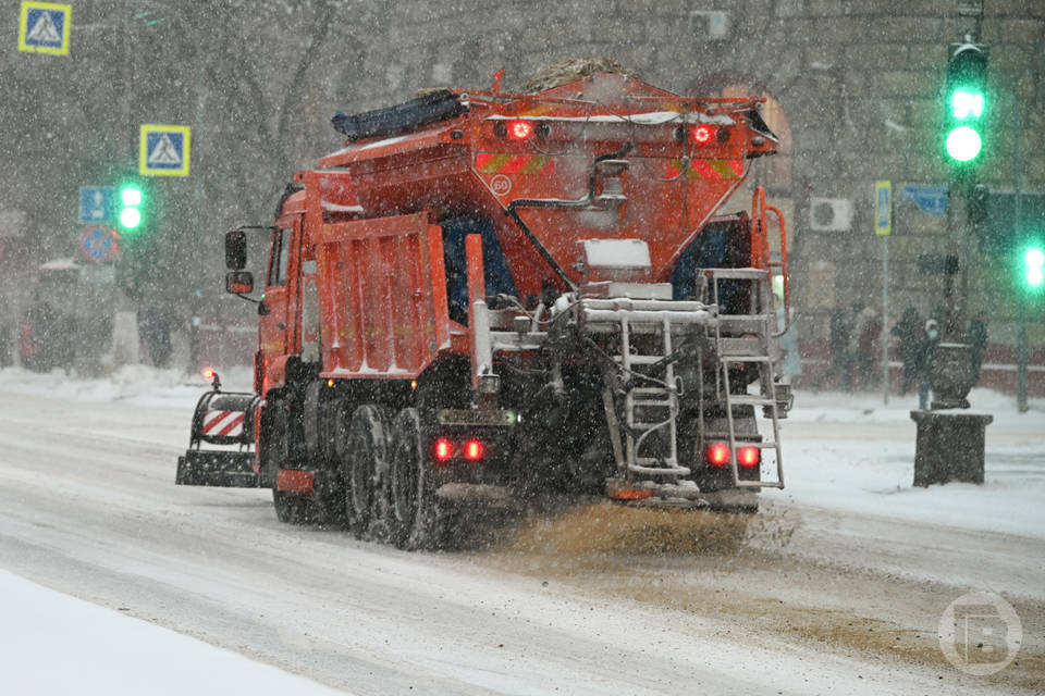 Более 50 единиц техники расчищают снег и борются с гололедом в Волгограде