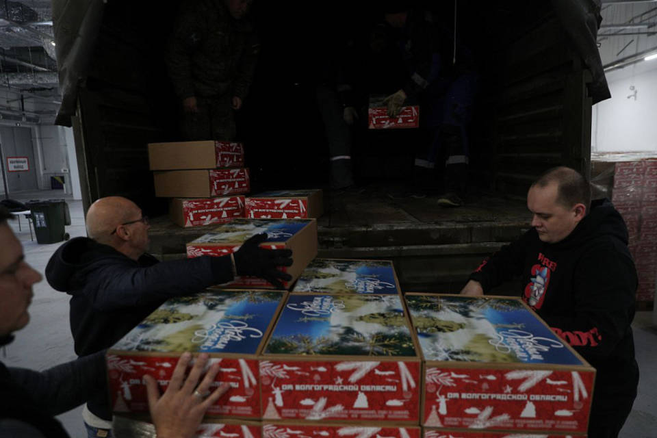 Более 70 тонн новогодних подарков для земляков-участников СВО сформировала Волгоградская область