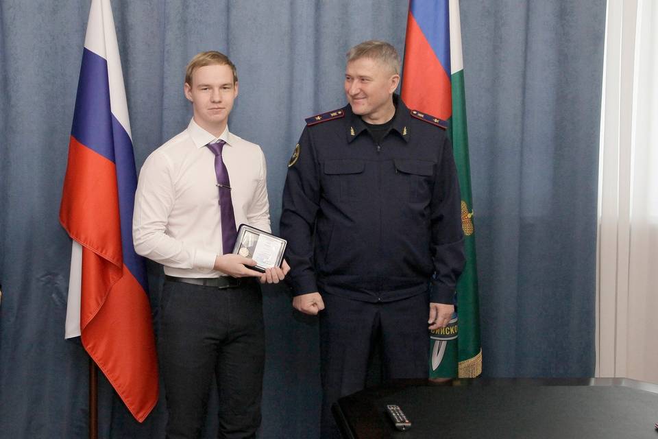 В Волгограде наградили юношу, спасшего  одноклассницу от нападавшего с ножом