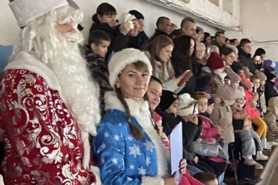 В Волгоградской области полицейские переоделись в костюмы Деда Мороза и Снегурочки