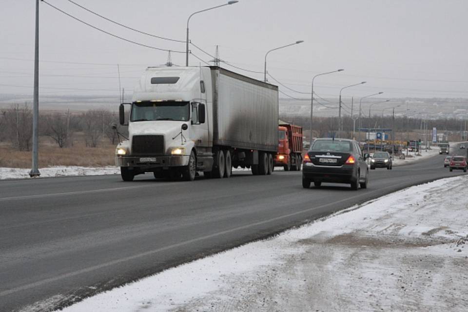 Трассы Волгоградской области обрабатывают противогололедными материалами