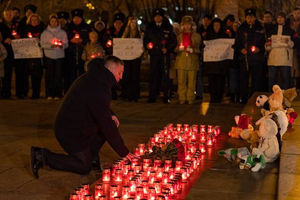 Волгоградский губернатор Андрей Бочаров почтил память погибших в Белгороде