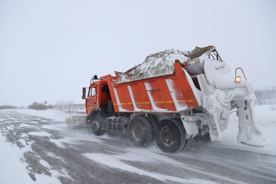 255 единиц спецтехники расчищали волгоградские дороги от снега в минувшие сутки