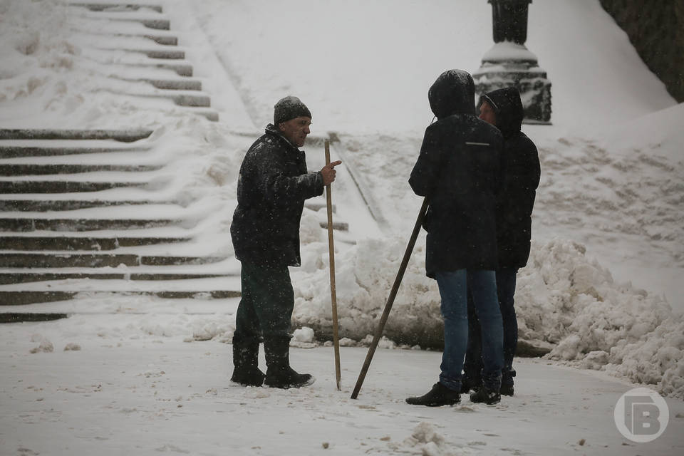 УК и ТСЖ продолжают убирать снег во дворах в Волгограде
