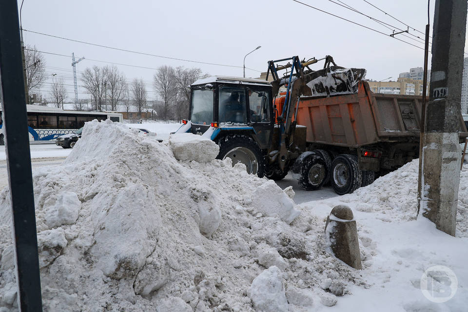 Для уборки снега на дороги Волгограда вышел «лаптевый» погрузчик