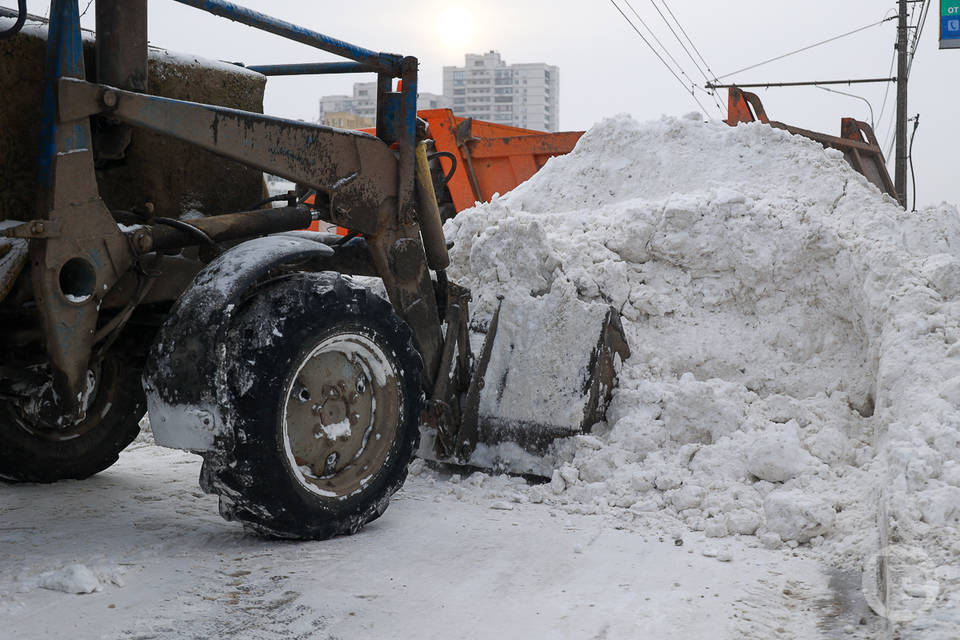 80 единиц техники расчищают дороги Волгограда от снега