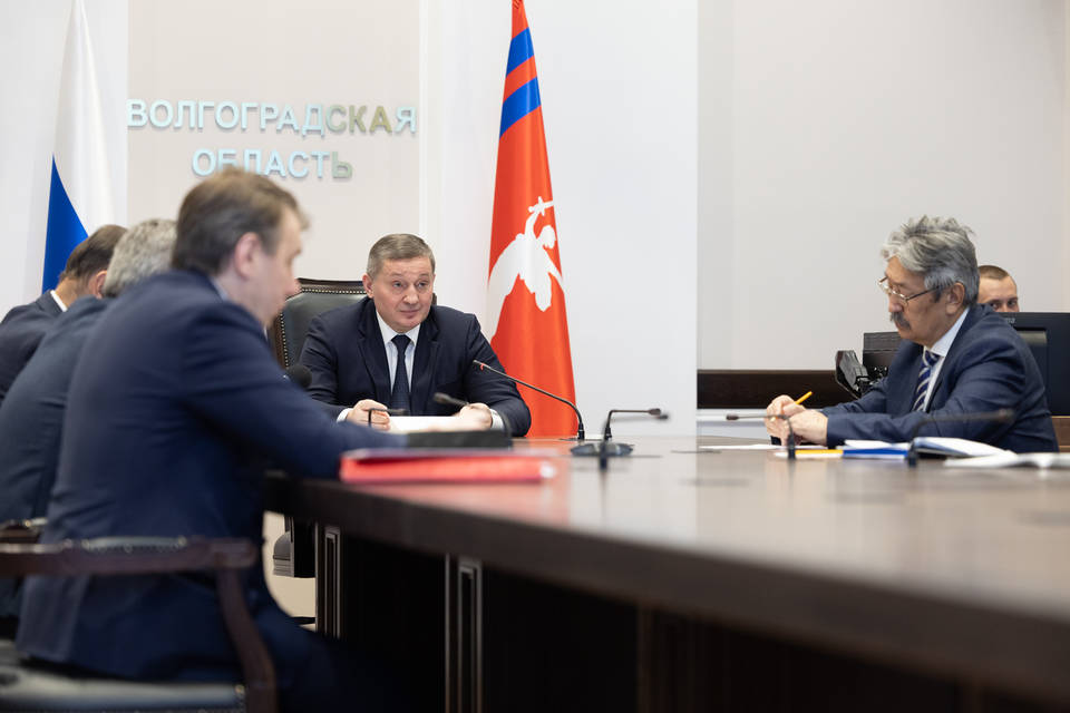 Губернатор  Андрей Бочаров обсудил с профильными заместителями и главой Волгограда вопросы ЖКХ