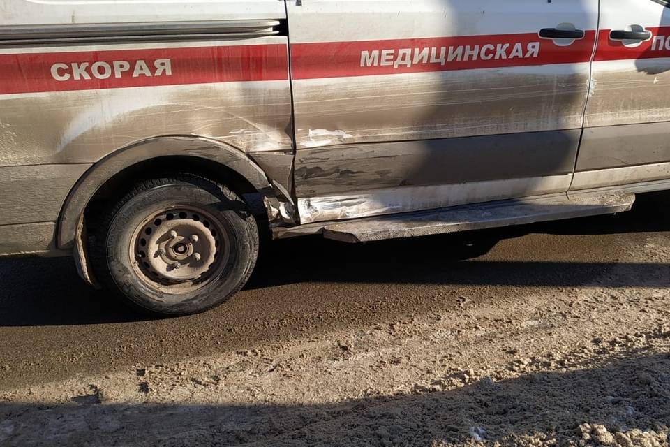 Скорую с пациентом протаранил другой автомобиль под Волгоградом