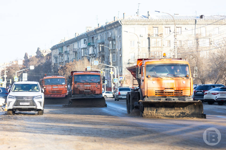 В Волгограде за ночь на дороги высыпали 1300 тонн реагентов