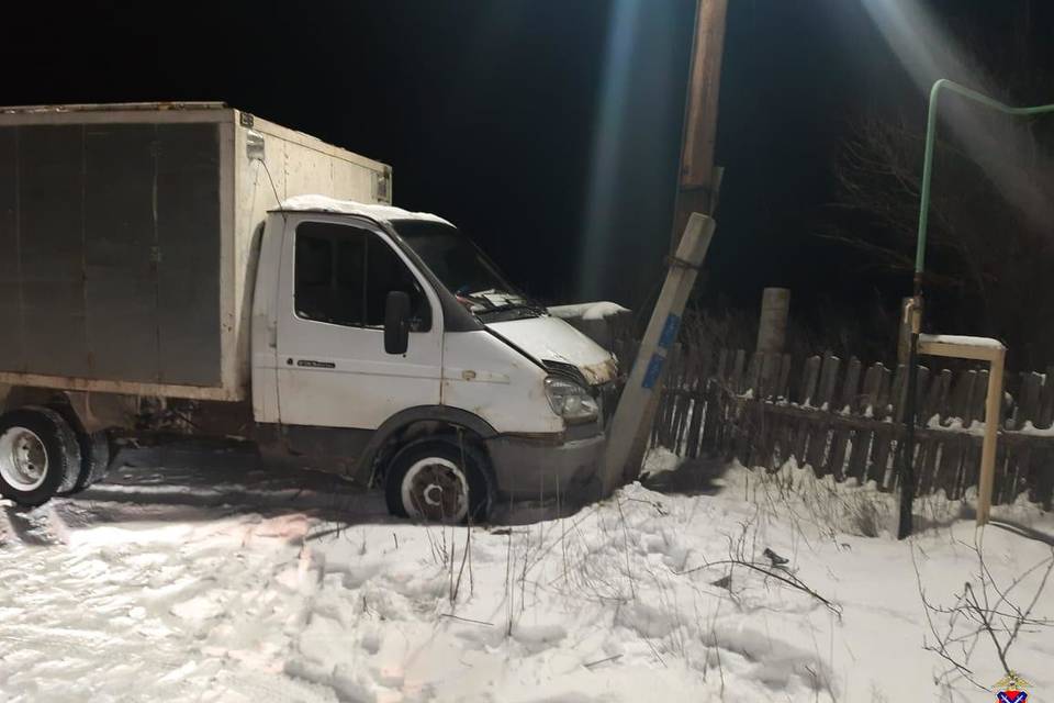 Под Волгоградом водитель врезался в столб и погиб