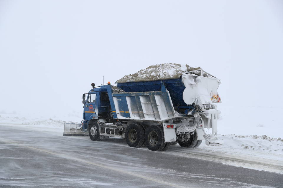 Волгоградские дорожники отсыпали 5,8 тысяч тонн противогололедных реагентов на магистрали