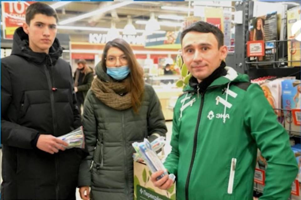 Жители Астрахани сдают зубные щетки на переработку