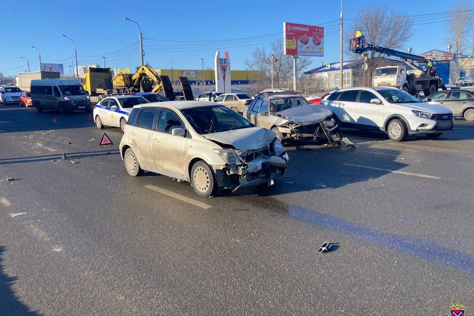 Две машины не поделили дорогу в Ворошиловском районе Волгограда