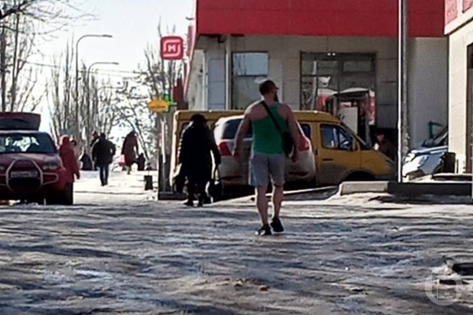 В Волгограде мужчина в майке и трусах удивил прохожих на улице