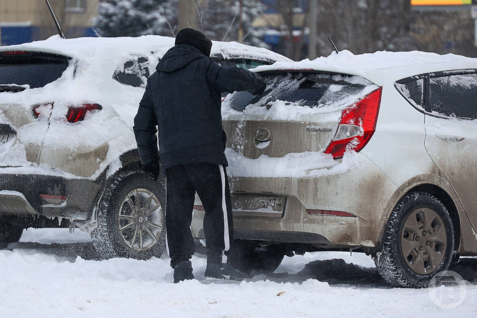 В Волгограде после снегопада на дороги высыпали 1000 тонн реагентов