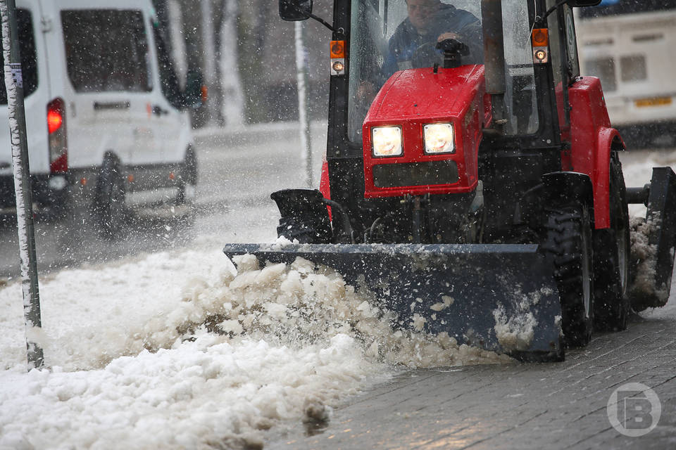 В Волгограде дорожники устранили последствия ледяного дождя