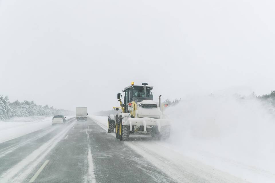 Автогрейдеры и погрузчики расчищали снег на дорогах Волгоградской области