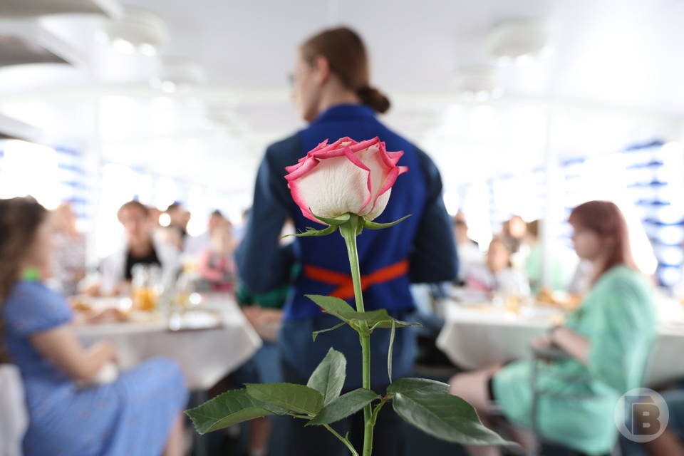 Волгоградские мужчины за деньги предлагают свидание с цветами