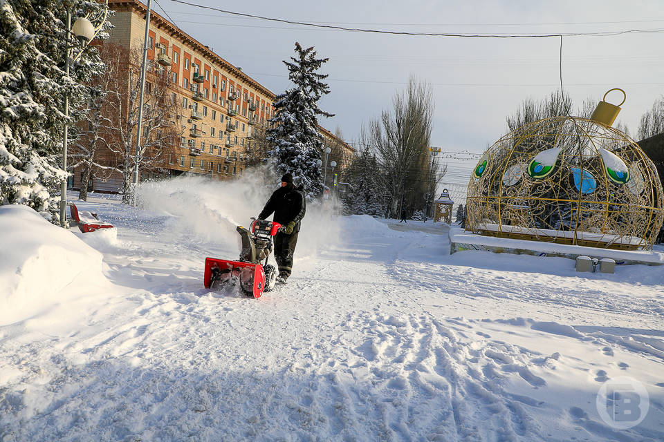 В Волгограде 16 УК не справились с уборкой снега и наледи во дворах домов