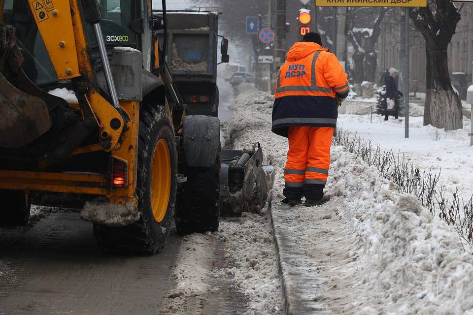 В Волгограде дорожники всю ночь сражались со снегопадом