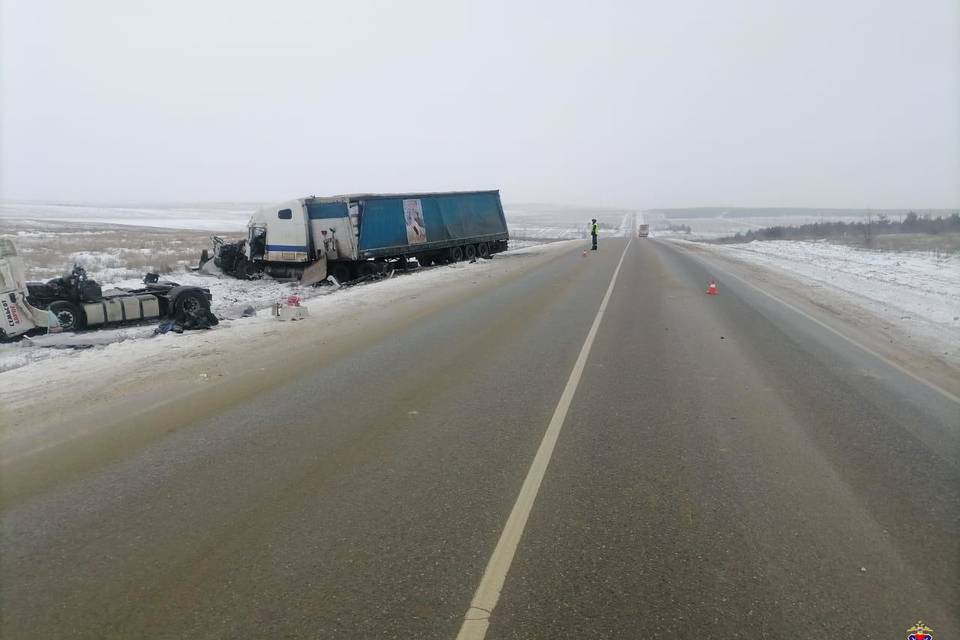 Под Волгоградом в тройном ДТП с грузовиками погиб водитель тягача