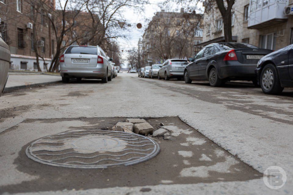 В Волгограде вандалы продолжают воровать канализационные люки