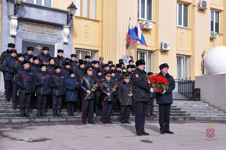 В Волгограде полицейские почтили память коллег перед Днем защитника Отечества