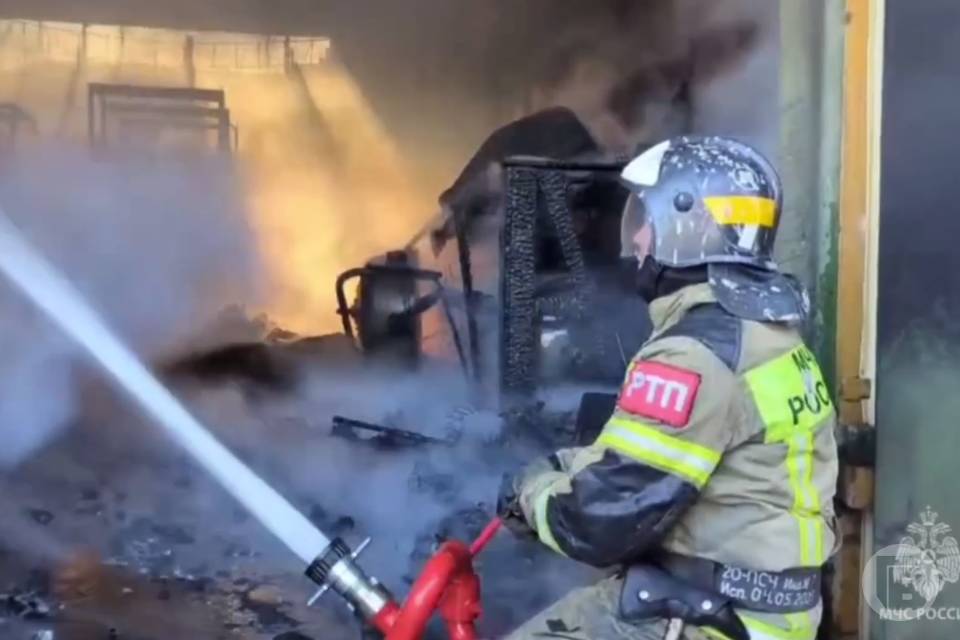 В Волгограде потушили пожар площадью 920 квадратных метров