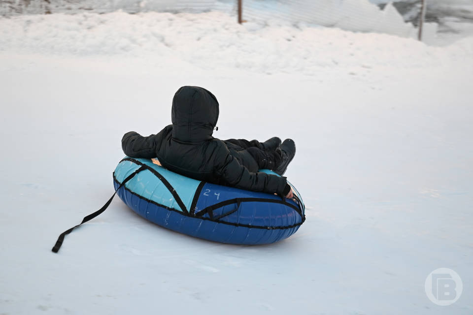 Жителей Волжского возмутил опасный отдых детей зимой