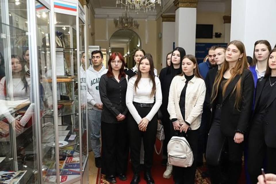 Волгоградские депутаты провели экскурсию для студентов