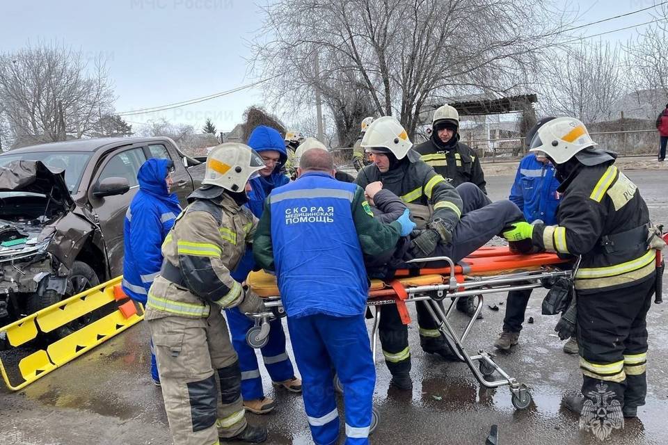 В Волгограде спасатели помогли пострадавшим в жестком ДТП