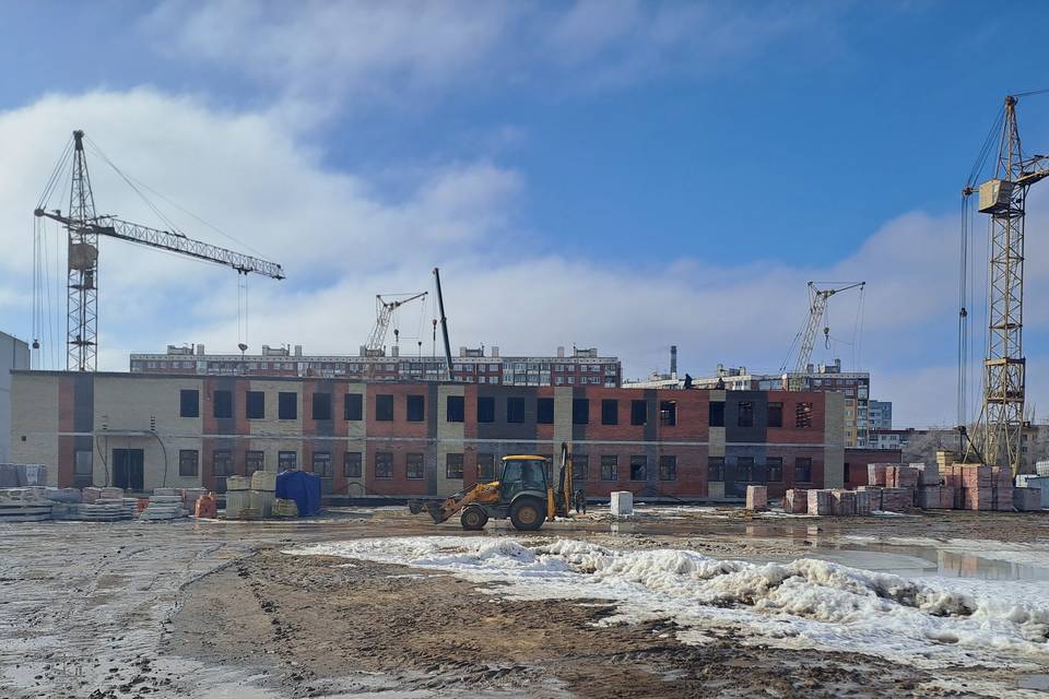 В новой школе в поселке ГЭС в Волгограде строят третий этаж